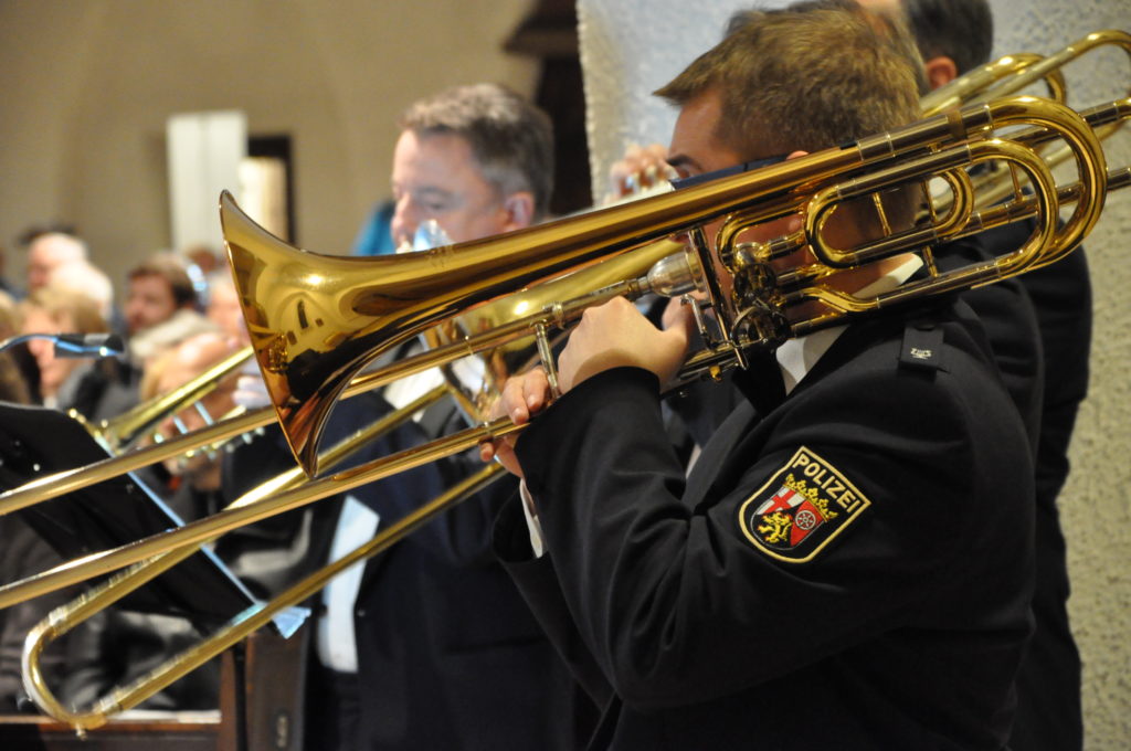 Posaunisten des Landespolizeiorchesters Rheinland-Pfalz musizieren mit ihrem Instrument.