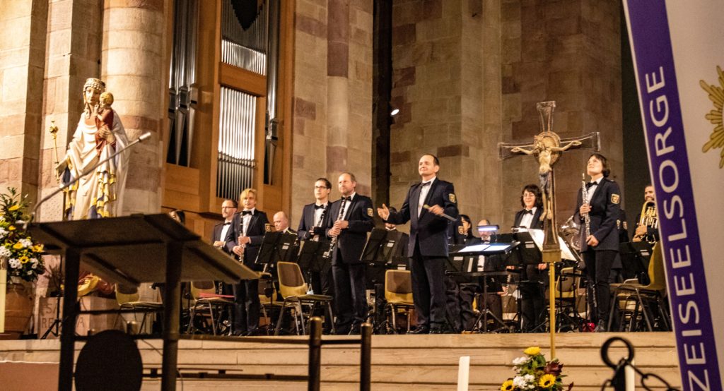 Musikerinnen und Musiker des Landespolizeiorchesters Rheinland-Pfalz im Dom zu Speyer