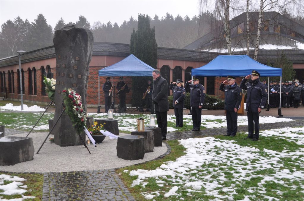 Staatsminister Michael Ebling gedenkt den getöteten Kollegen Hochschule der Polizei Rheinland-Pfalz.